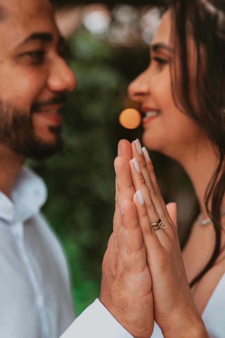 As alianças e as mãos unidas em oração