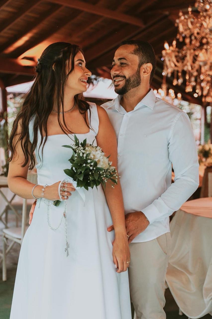 Juliana e Marcos sorrindo juntos na recepção