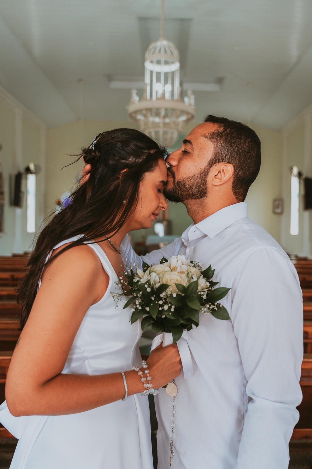 Um beijo na testa dentro da capela